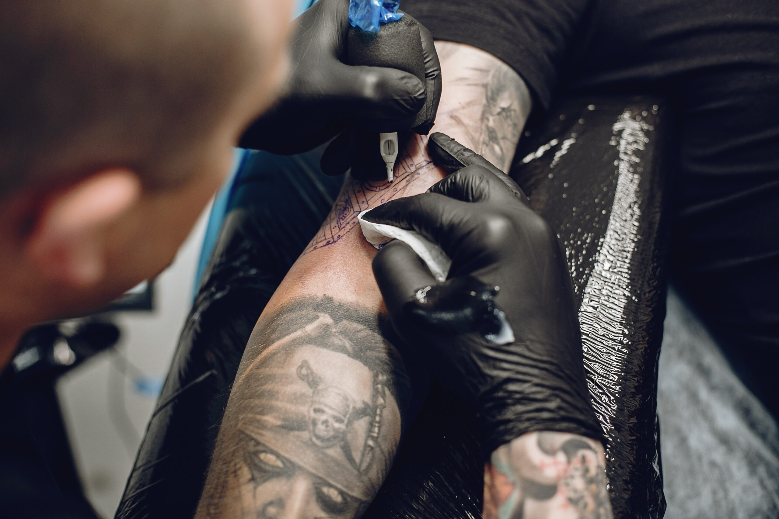 man doing tattoo tattoo salon scaled