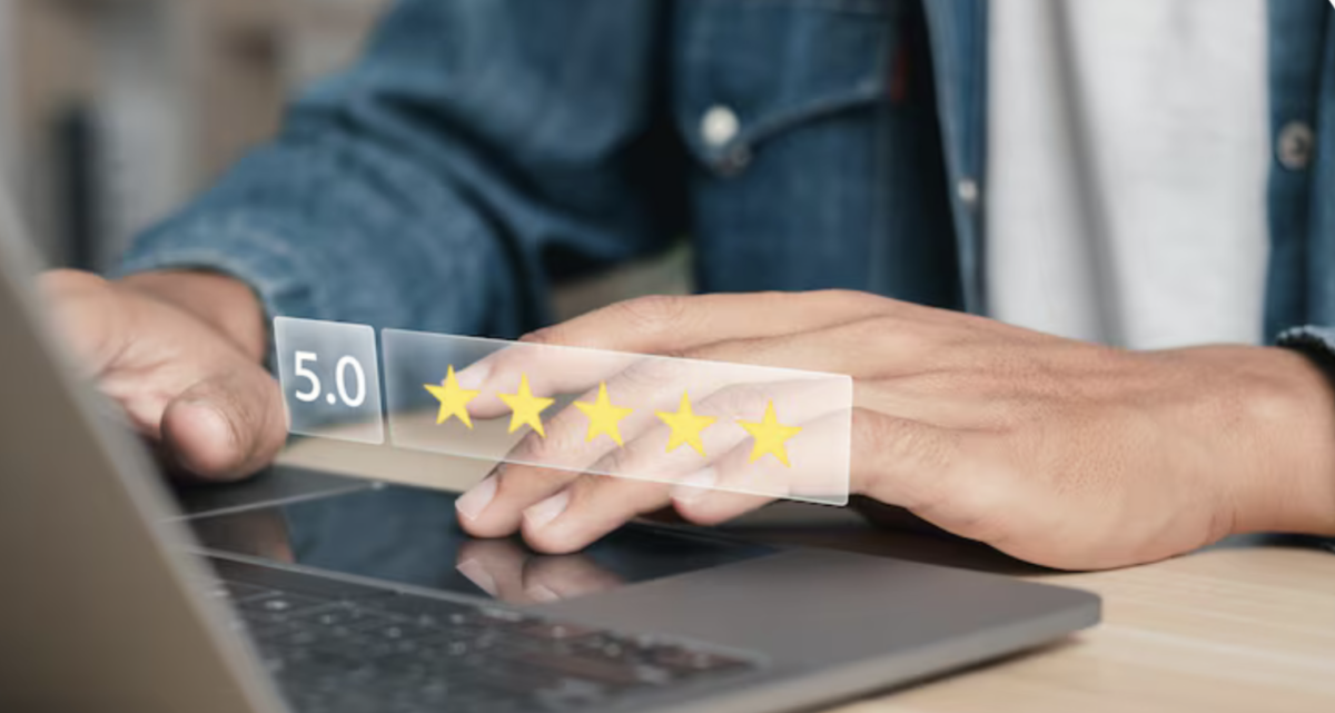 Personne utilisant un ordinateur portable avec une note de 5,0 sur 5 étoiles affichée en superposition