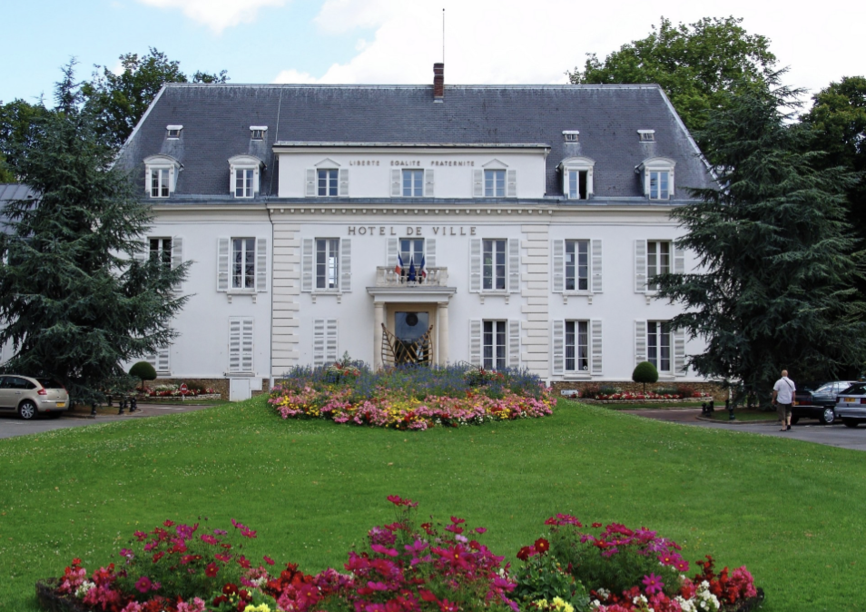 Hôtel de Ville, bâtiment blanc de style classique avec jardins fleuris et inscription « Liberté Égalité Fraternité »