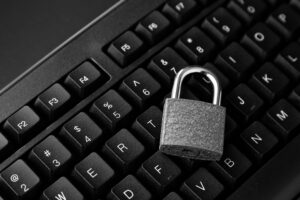 Cadenas posé sur un clavier d'ordinateur, symbolisant la sécurité informatique